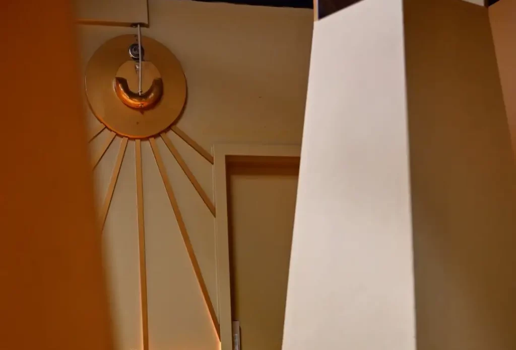 Sun between two pillars