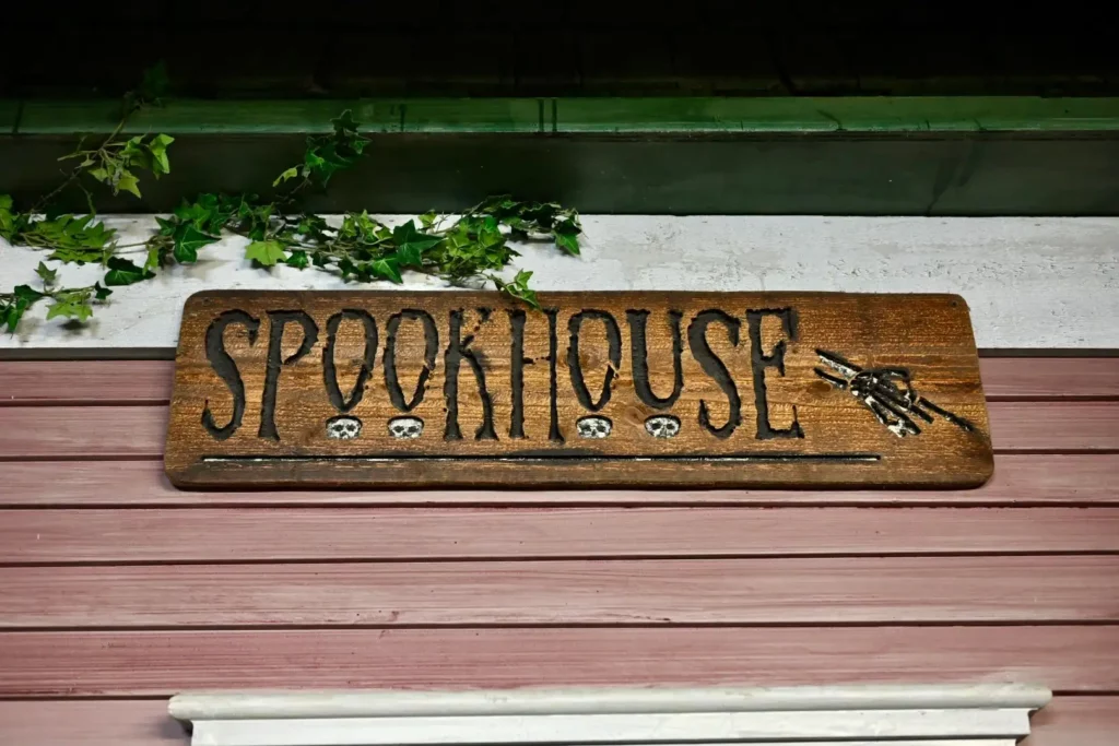 Spookhouse sign